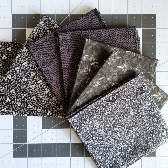 Cotton Quilting Craft Fabric Fat Quarter Bundle Black White Floral Blenders 32 - Picture 4 of 7